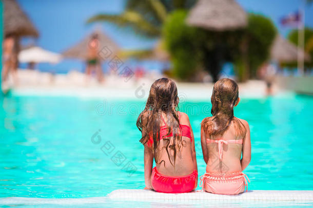 暑假在户外游泳池里可爱的小女孩