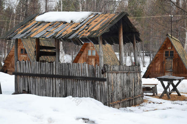 以前在农村的旅游营地有一个木制的住所