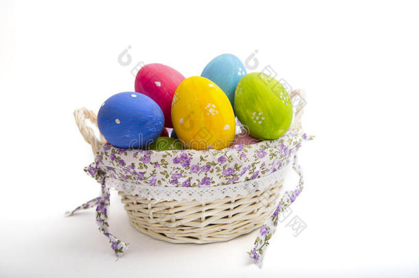 一篮彩色复活节彩蛋，白色