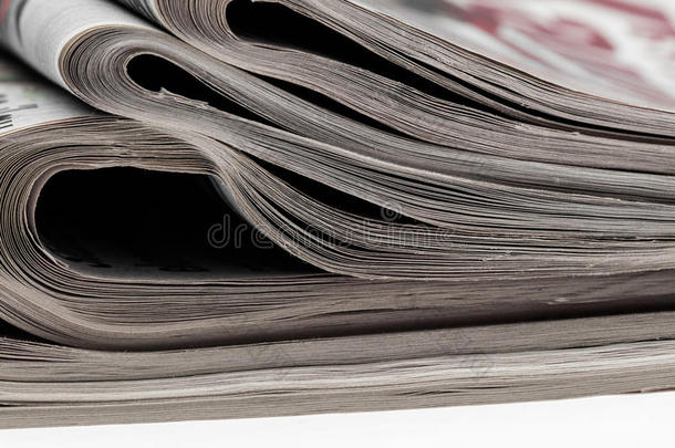 一堆<strong>报纸</strong>的特写。 白色折叠<strong>报纸</strong>的分类。 突发新闻，新闻，媒体的力量，