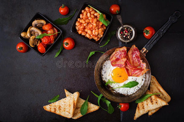 英式早餐-煎鸡蛋，豆子，西红柿，蘑菇，培根和吐司。