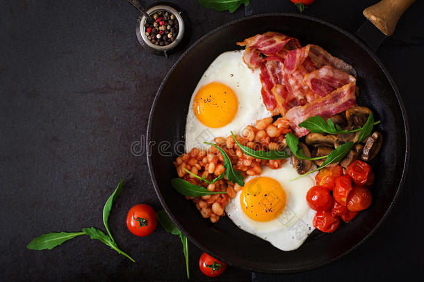 英式<strong>早餐</strong>-<strong>煎鸡蛋</strong>，豆子，西红柿，蘑菇，培根和吐司。