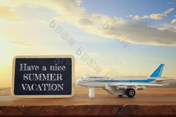 在黑板旁边用文字特写玩具飞机的照片：祝你暑假愉快，逆天白云