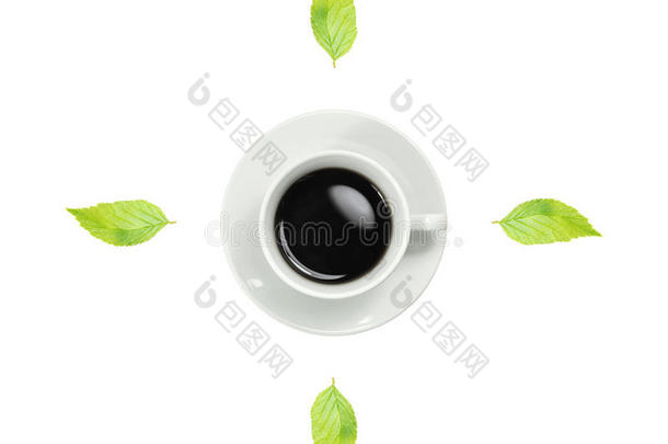 时钟。一杯新鲜的浓缩咖啡和白色背景的时钟标志。