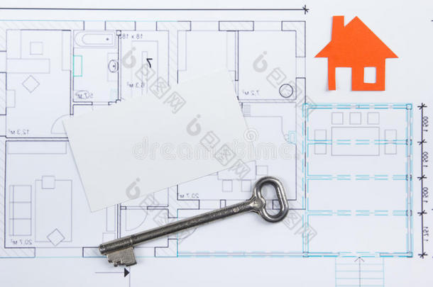 建筑项目，蓝图，钥匙与房屋图形和空白名片在木制背景。 房地产