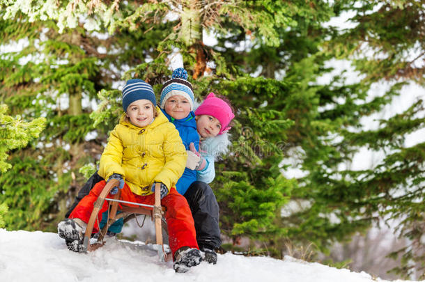 孩子们，小男孩和女孩在雪橇上滑动