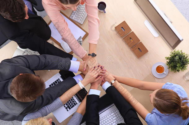 携手合作的业务团队-团队合作概念