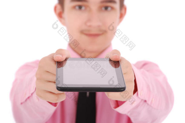穿着粉红色衬衫的男孩拿着一台平板电脑