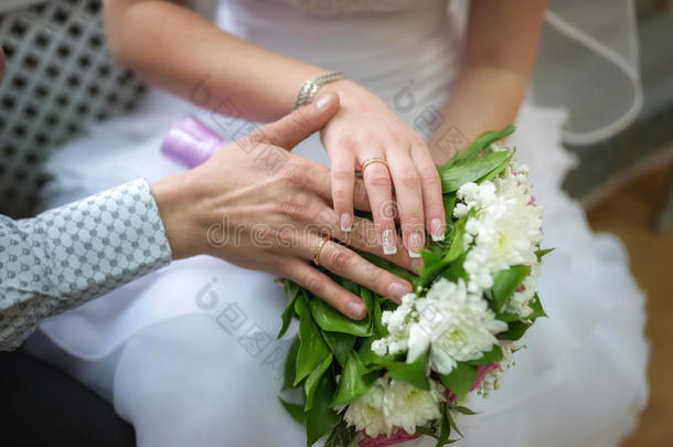带花的结婚戒指