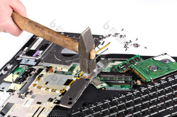 用锤子摧毁笔记本电脑
