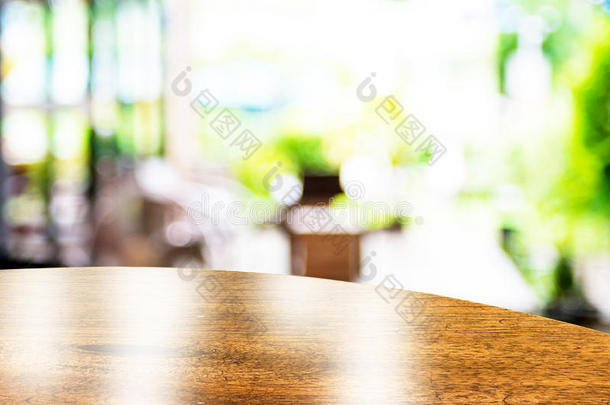 空<strong>圆桌</strong>顶在咖啡店模糊的背景与Bokeh灯，模板模拟显示您的产品。