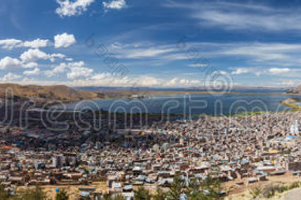 秘鲁米拉多埃尔康多的普诺和蒂蒂卡卡湖的空中全景