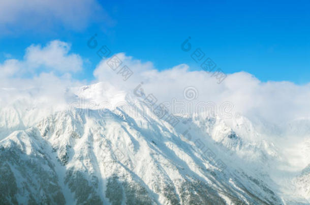 阿尔卑斯山背景美丽的蓝色云
