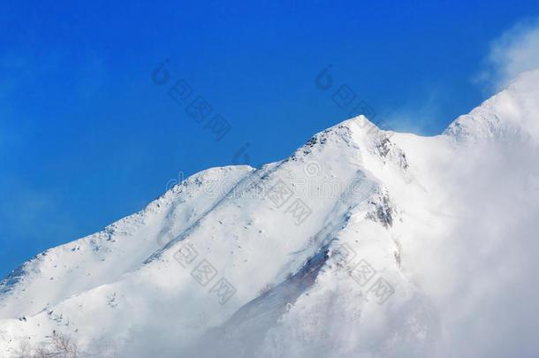 阿尔卑斯山背景美丽的蓝色云