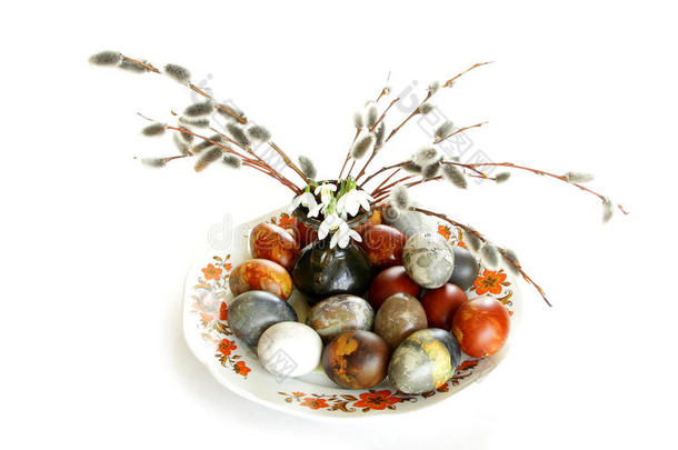 彩色复活节彩蛋与柳树和百合的淡水盘