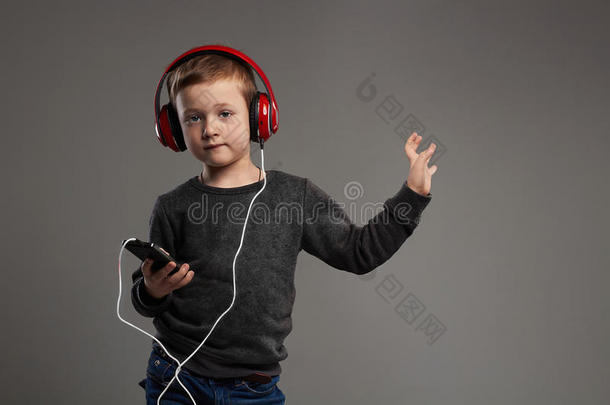 跳舞的孩子。戴耳机的小男孩。听音乐