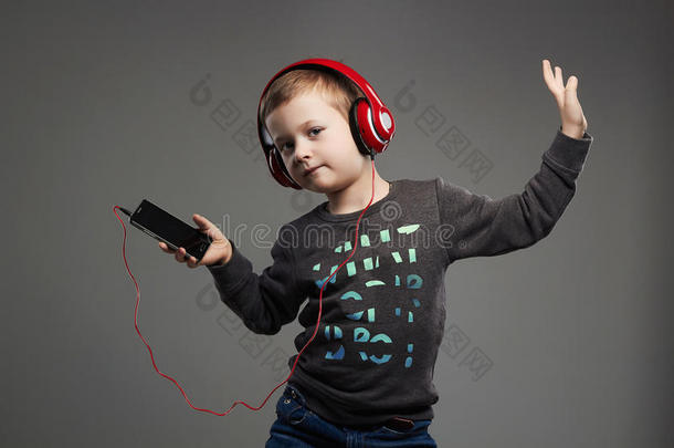 有趣的跳舞孩子。戴耳机的小男孩。听音乐