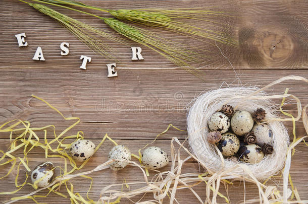 复活节鹌鹑蛋在巢在木制背景