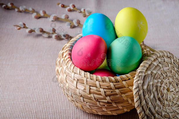 柳条篮子里的复活节鸡蛋和柳树枝