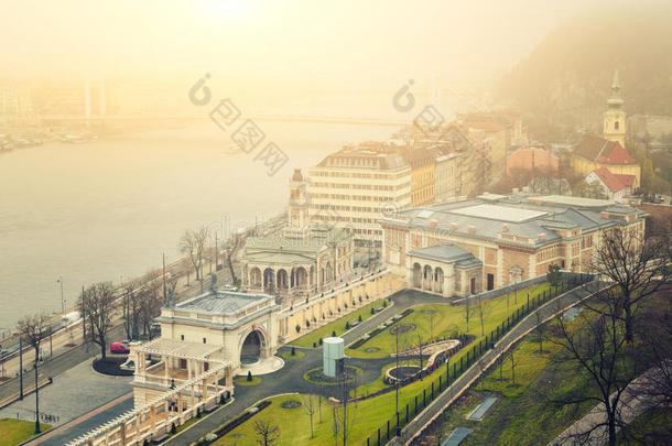布达佩斯冬季薄雾-城市景观景观