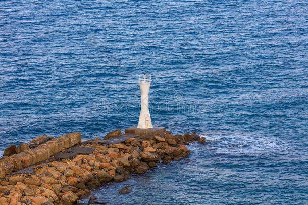 地中海海岸的灯塔，凯里尼亚，塞浦路斯北部