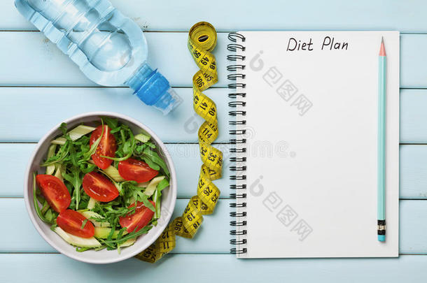 蓝色背景下新鲜沙拉的<strong>饮食计划</strong>、菜单或程序、卷尺、水和<strong>饮食</strong>食物、减肥和排毒概念