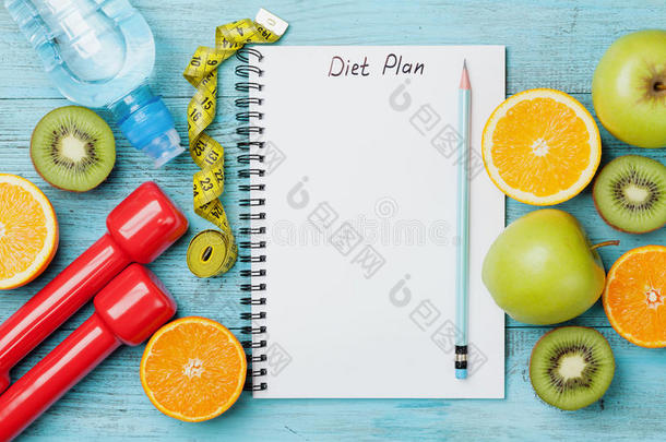 饮食计划，菜单或程序，卷尺，水，哑铃和饮食食物的新鲜水果蓝色背景，排毒概念