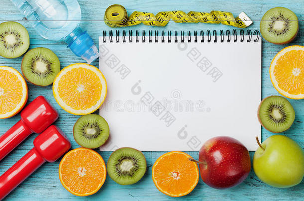 饮食计划，<strong>菜单</strong>或程序，卷尺，水，哑铃和饮食食物的新鲜<strong>水果</strong>蓝色背景，排毒概念