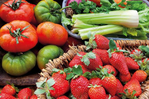 食物粗麦粉蔬菜和水果组成，食用成分