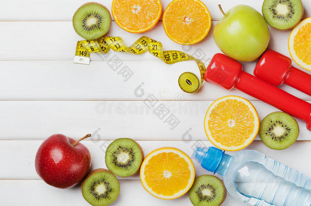 饮食计划，菜单或程序，卷尺，水，哑铃和饮食食物的新鲜水果在白色背景，排毒概念