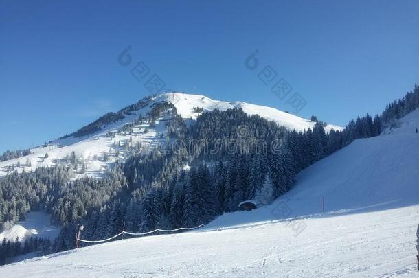 阿尔卑斯山滑雪在奥地利，冬季山脉，雪和下坡课程