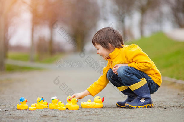 可爱的孩子，孩子，和橡胶鸭子在公园玩，有f