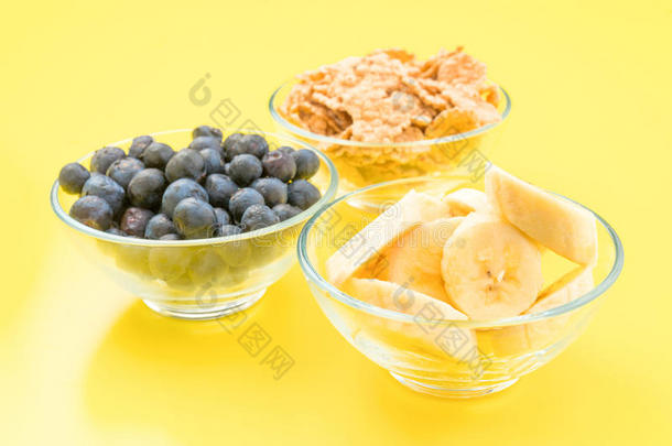 一碗麦片，香蕉和蓝莓