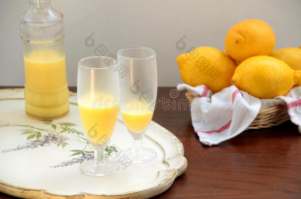一杯奶油柠檬，瓶子和柠檬