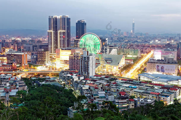 日暮时分繁忙的台北市的空中全景，在大济商业区看到一个巨大的摩天轮，在d的台北101