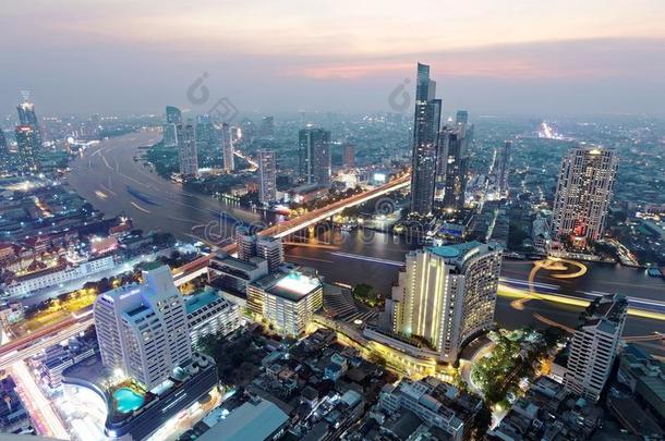 曼谷日落时的城市景观，鸟瞰