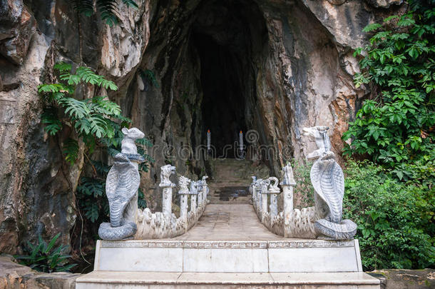 安福洞的入口有桥和雕像