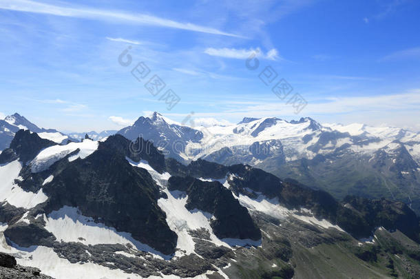 阿尔卑斯山蓝色卷云云云景