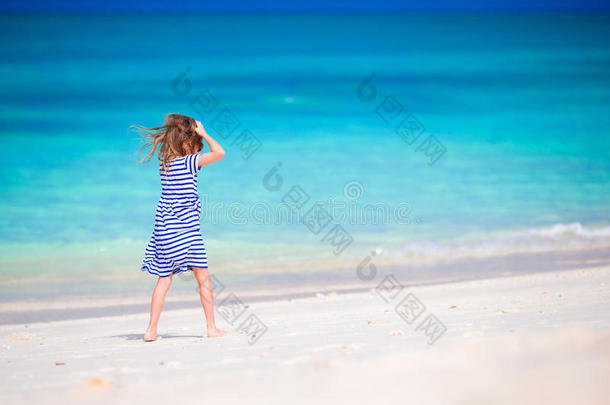 <strong>暑假</strong>期间海滩上可爱的小女孩