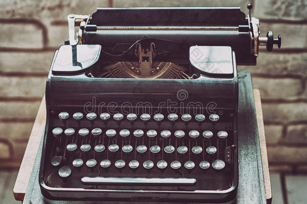 古董打字机。 老式打字机特写复古风格。