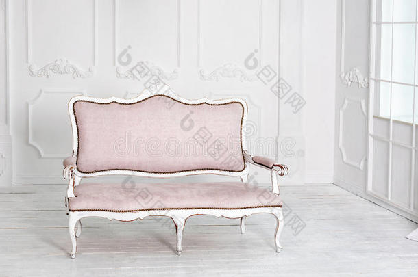 经典白色内饰搭配粉色沙发。