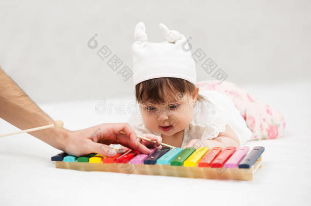 小女孩在家里的毯子上玩<strong>木琴</strong>