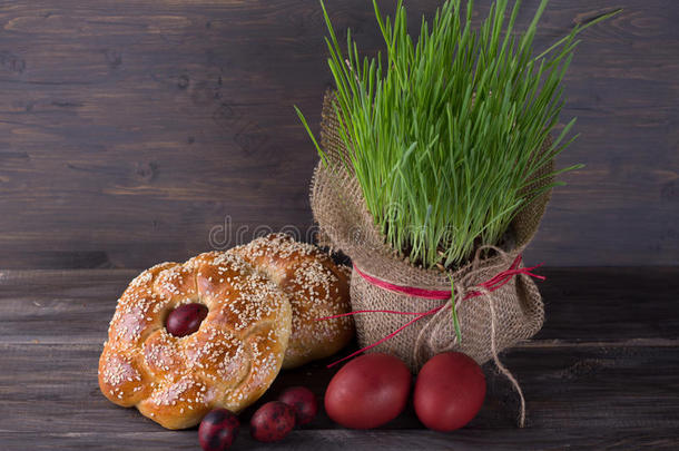 复活节面包，芝麻，彩色鸡蛋和草