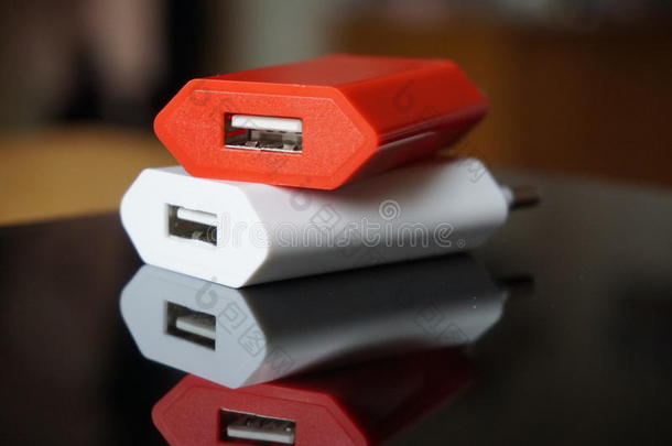 彩色<strong>电源</strong>充电器与USB连接器为一个<strong>电源</strong>点