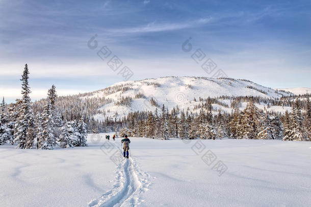 一群年轻的滑雪者背包客在雪山上