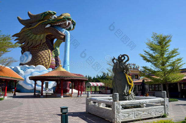 龙和关羽雕像在素芬伯里城市柱神庙