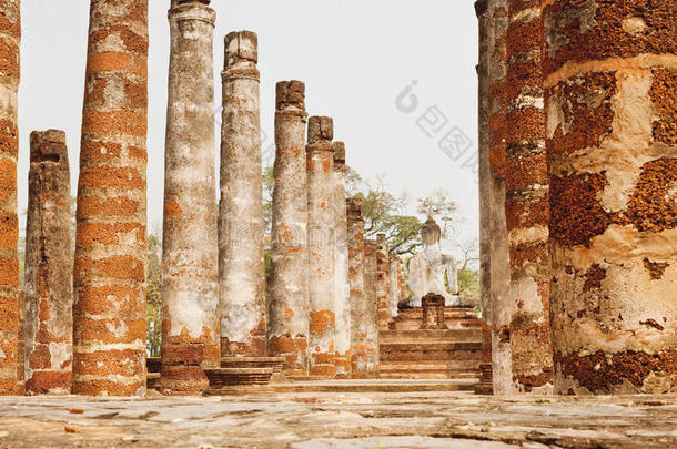 古毁寺的柱子瓦塔马哈，背面有石佛像在苏霍台历史公园