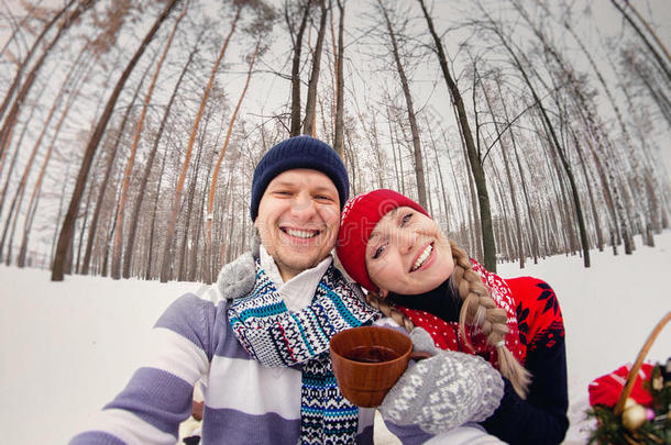 一对相爱的夫妇在公园的冬季野餐上自拍