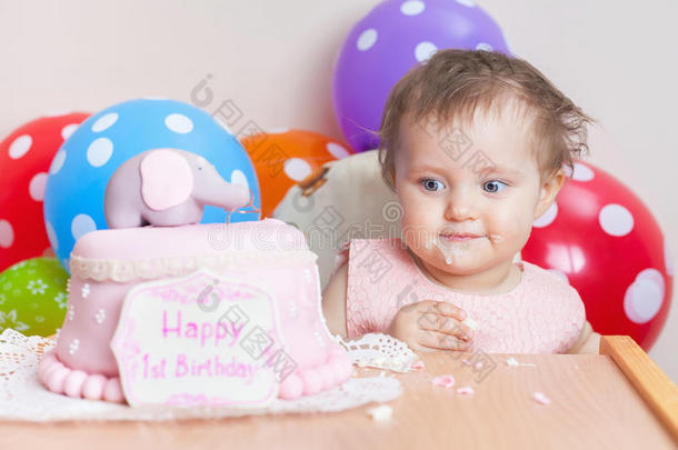 有趣的婴儿庆祝一岁生日和吃蛋糕。