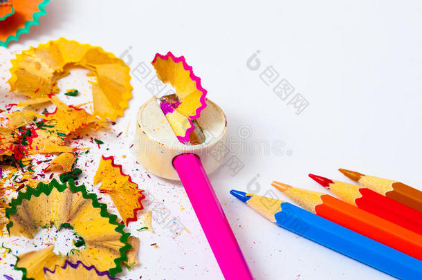 彩色铅笔，卷笔刀和刨花